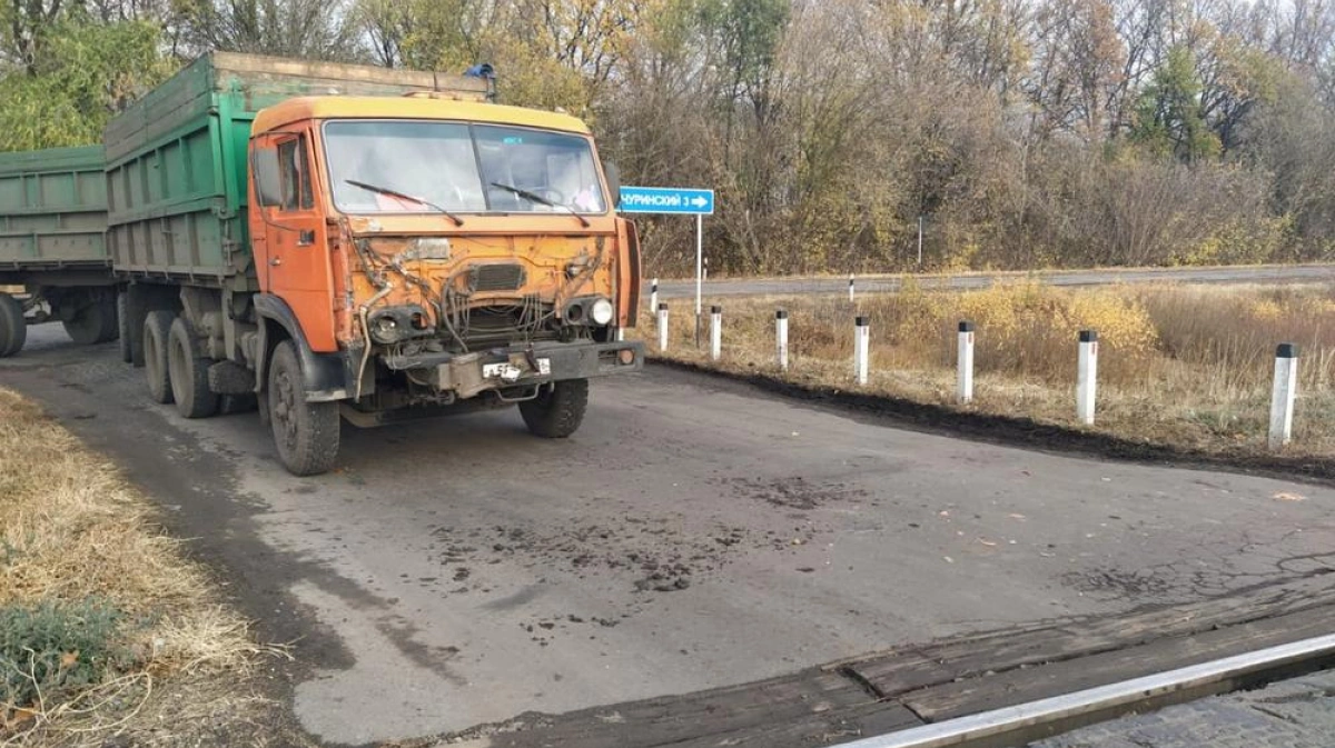 Камаз воронежская область. КАМАЗ на рельсах.