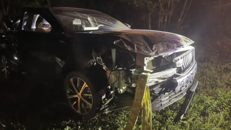 На воронежской трассе Geely столкнулся с грузовиком, вылетел в кювет и опрокинулся: пострадал годовалый мальчик