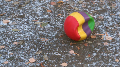 Очевидцы: в Воронеже застрявший на крыше мальчик вызвал спасателей