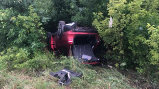В Рамонском районе «Лада Веста» перевернулась после столкновения с грузовиком: ее водитель в больнице