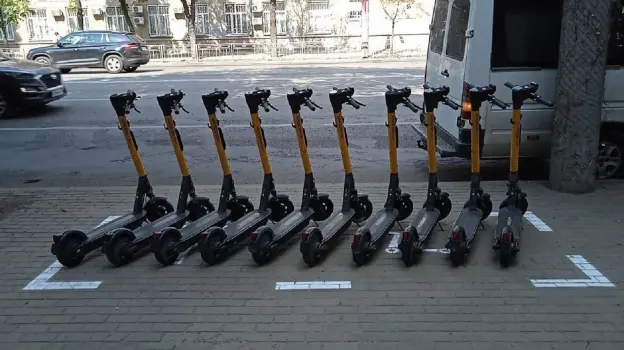 В Воронеже обозначили разметкой места для парковки электросамокатов