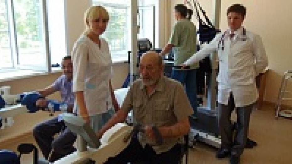 В Верхнемамонской районной больнице пациентов реабилитационного отделения начали лечить физкультурой