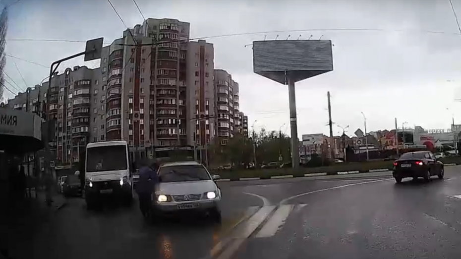 В Воронеже водитель легковушки сбил на переходе женщину и скрылся: ДТП попало на видео