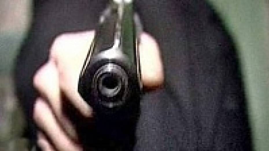18-летнему воронежцу, угрожавшему пистолетом охраннику ТЦ, грозит до двух лет тюрьмы