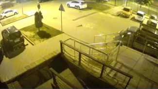 Иномарка протаранила несколько машин на парковке ЖК в Воронеже: видео
