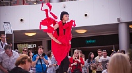 На «Губернском стиле» в Воронеже молодые дизайнеры показали бородатых женщин и мужчин в юбках