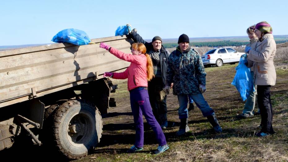 Калачеевские журналисты убрали мусор на «Поляне любви»