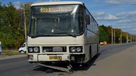 В Семилуках столкнулись рейсовый автобус и иномарка
