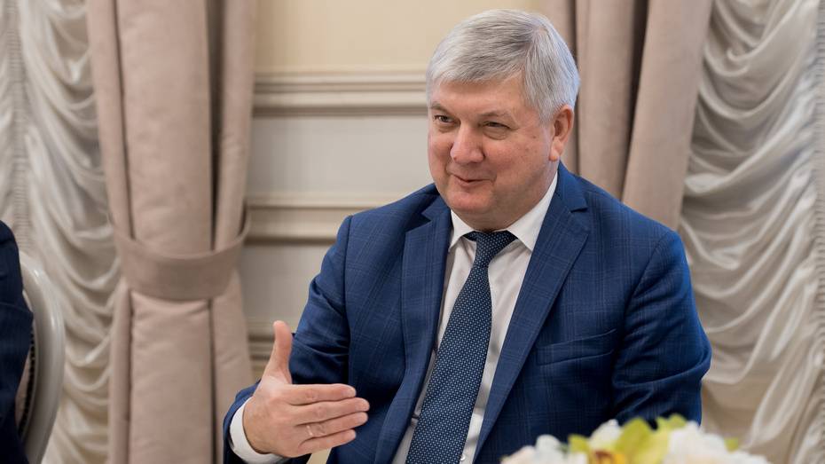 Воронежский губернатор поздравил с юбилеем заслуженного врача РФ Татьяну Жданову
