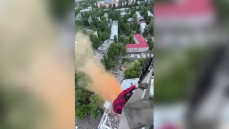 Руферы подожгли дымовую шашку на шпиле дома со звездой на Девицком выезде в Воронеже
