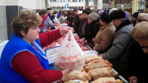 Острогожцы привезли на ярмарку в Воронеж мясо, яблоки и халву