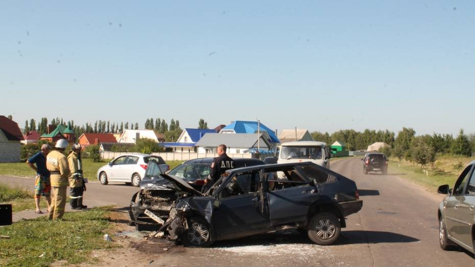 Под Воронежем столкнулись ВАЗ и Ford: пострадали 3 человека