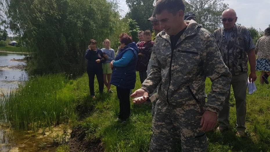 В Грибановке в машзаводской пруд запустили 1 т малька