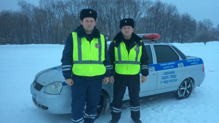 Грибановские госавтоинспекторы помогли замерзающему на трассе водителю
