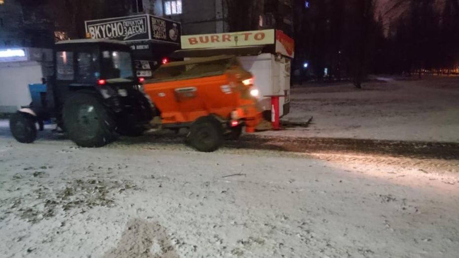 Коммунальщики Воронежа израсходовали в новогоднюю ночь 989 т песко-соляной смеси