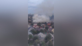 Вечерний пожар в частном доме в Коминтерновском районе Воронежа сняли на видео