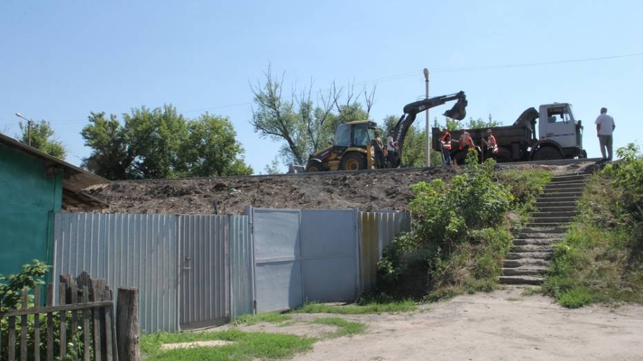В Боброве жители попросили установить ограждения возле строящегося моста