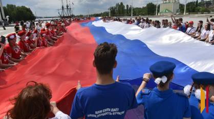 На Адмиралтейской площади в Воронеже развернут 100-метровый триколор