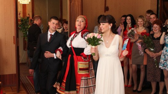 В Борисоглебском ЗАГСе на Красную горку устроили театрализованную регистрацию молодоженов