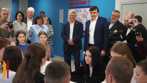 Министр просвещения РФ Сергей Кравцов осмотрел обновленную гимназию в селе Нижнедевицк