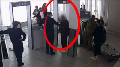 В Воронеже на вокзале задержали пассажирку, у которой при досмотре выпал сверток с мефедроном