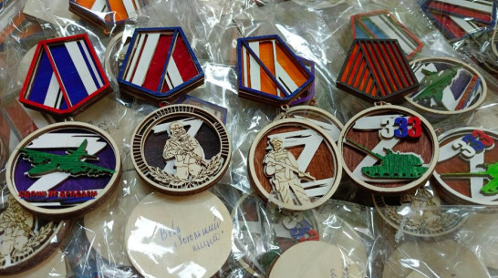 Учащиеся Хохольского лицея изготовили 90 памятных медалей для участников СВО