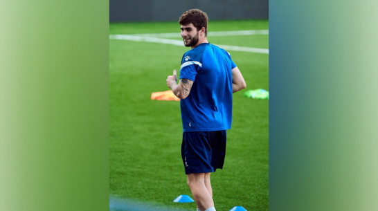 К тренировкам после серьезной травмы вернулся защитник воронежского «Факела» Макс Дзиов