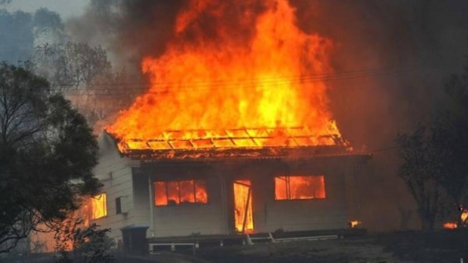В Рамонском районе жители дачного товарищества отстояли дом от огня  