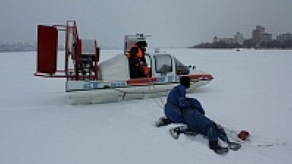 Воронежские спасатели тренировались вытаскивать провалившихся под лед с помощью аэросаней
