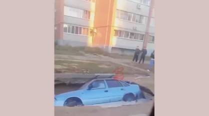 В Воронеже на улице Ленинградской автомобиль провалился в яму: видео