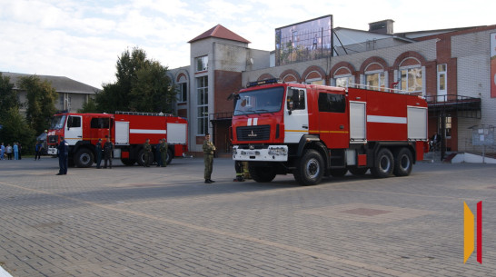 Бобровским пожарным передали 2 новые машины белорусского производства