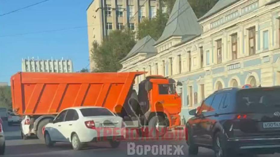 В Воронеже сняли на видео ДТП с КамАЗом на проспекте Революции