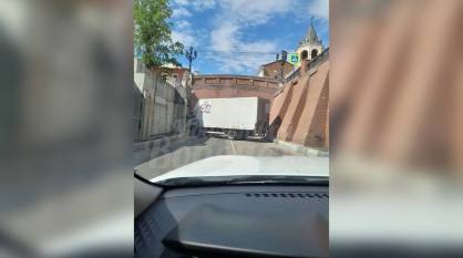 В Воронеже на подъезде к Каменному мосту вновь застрял грузовик