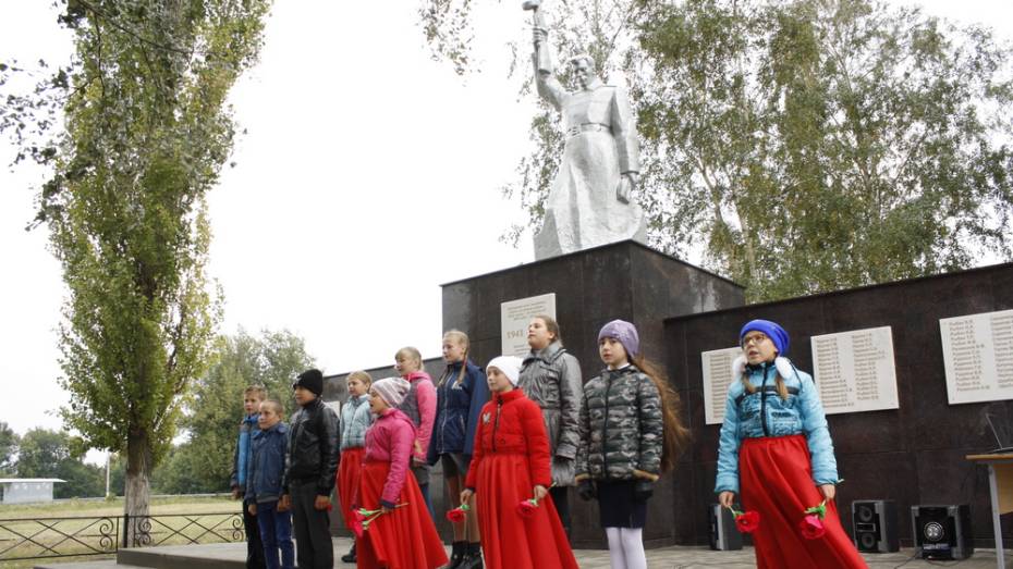 В аннинском селе Васильевка отремонтировали памятник погибшим в ВОВ односельчанам