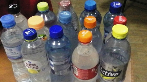 Житель Хохольского района пытался перебросить в колонию 14 бутылок со спиртным