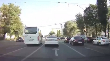Дорожный беспредел маршрутки сняли на видео в центре Воронежа