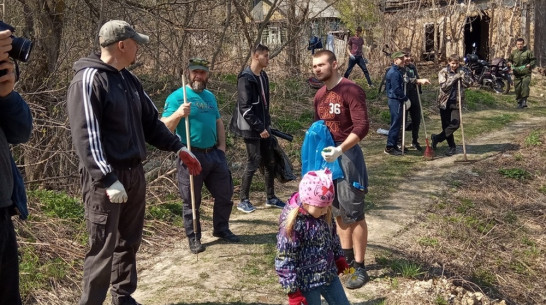 В Новохоперске спортсмены убрали несанкционированную свалку в микрорайоне Крым
