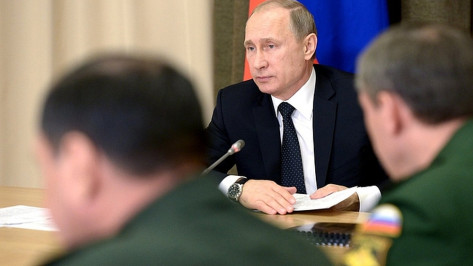 Владимир Путин разрешил призывникам проходить альтернативную службу на оборонных заводах.