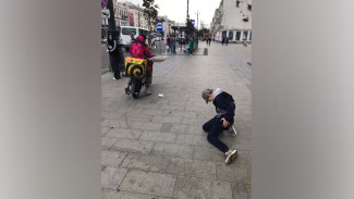В Воронеже на проспекте Революции курьер на электровелосипеде сбил ребенка