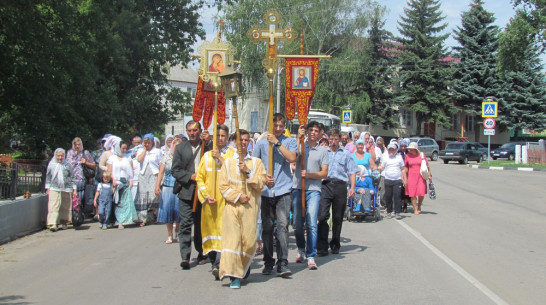 По Нижнедевицку прошел крестный ход в память о Крещении Руси