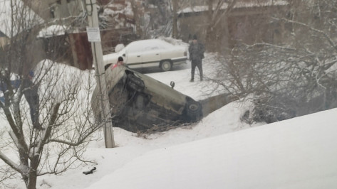 В Воронеже две машины свалились в водоотводный канал на Чижовке