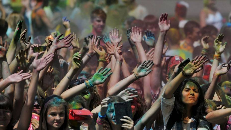 Участники фестиваля Холи в Воронеже высыпали друг на друга 3 тонны красок