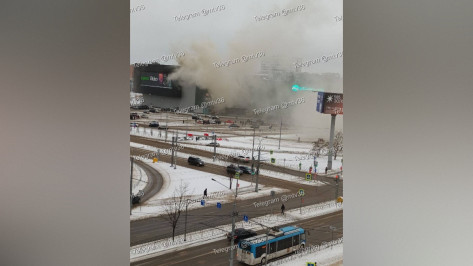 В Воронеже начался пожар в ТРК «Арена», посетителей эвакуируют: видео
