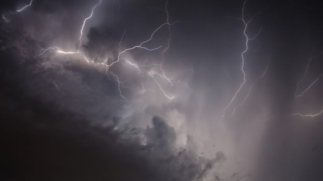 Грозы и сильный ветер ожидаются в Воронежской области одновременно с опасной жарой
