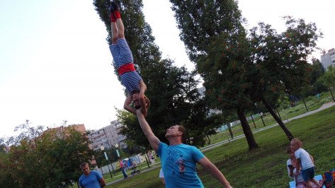 Воронежские циркачи научили горожан акробатическим трюкам