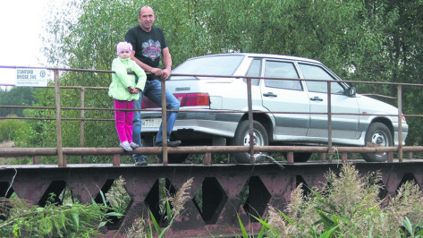 В Таловском районе селянин построил через реку железный мост 