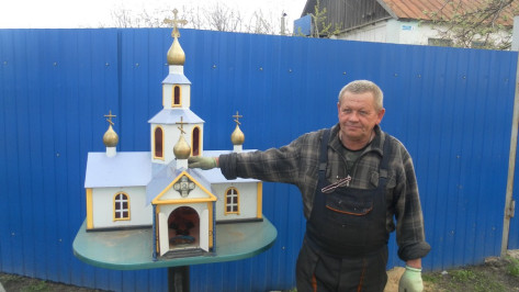 Ольховатский автослесарь смастерил метровый храм с куполами