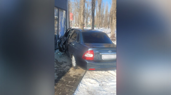 В Воронеже «Лада» въехала в павильон с фейерверками