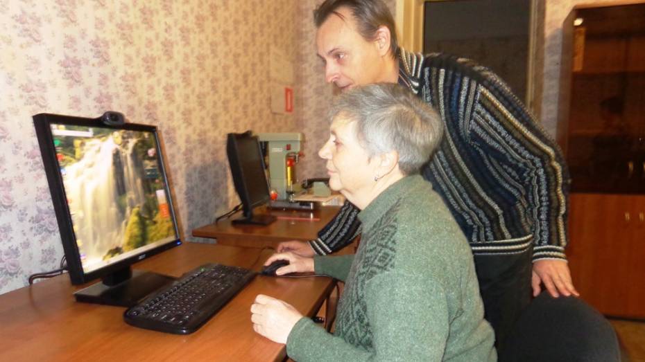 Репьевских пенсионеров пригласили в компьютерный класс