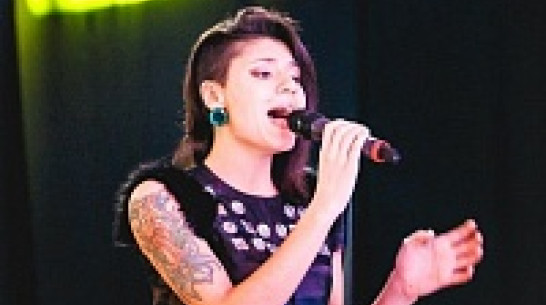 В Воронеже споет одна из самых экстравагантных участниц «Голоса»